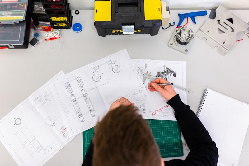 Bureau d'études avec plans techniques