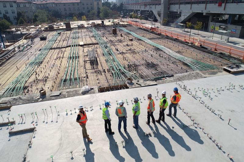 Chef de chantier supervisant une équipe