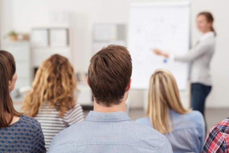 Formateur AIPR animant une session de formation