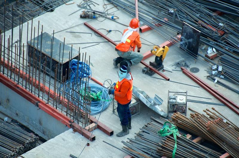 Ouvriers sur chantier de terrassement